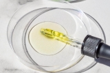 Le CBD est-il hydrosoluble ? Comprendre l’intérêt de la solubilité de la molécule dans l’eau