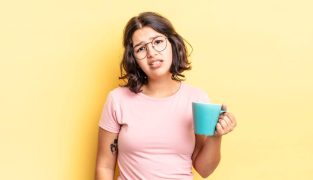Voici les effets secondaires et contre-indications d’une tisane CBD
